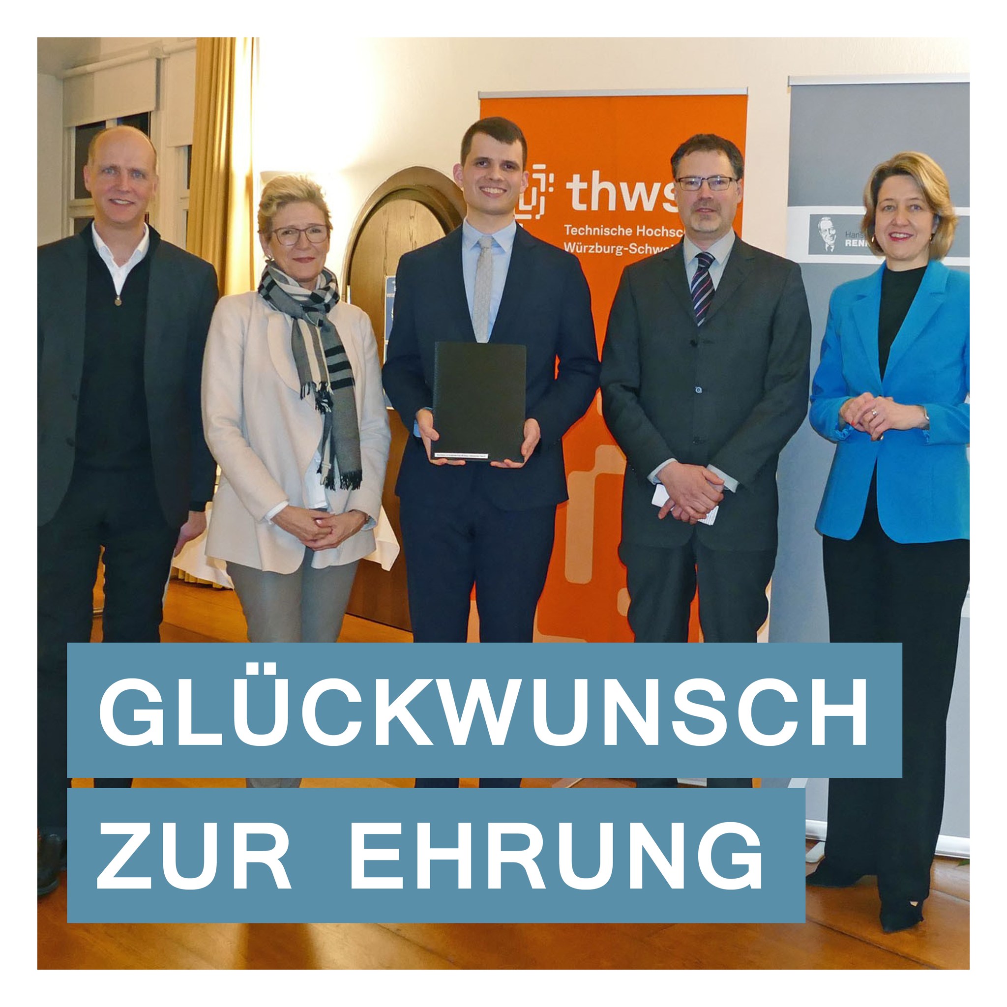 Wenn ein Gebäude gesprengt wird, ist das stets etwas Faszinierendes. Viele Menschen versammeln sich in der Nähe, um mit Spannung zu verfolgen, ob bei der Sprengung alles gut geht. Noch aufregender muss der Moment für diejenigen sein, die eine solche Sprengung im Voraus planten. Dies ist jedoch eine hochkomplexe Aufgabe, welcher sich Bachelorabsolvent Alexander Gerat bereits im Rahmen seiner Bachelorarbeit gerne stellte.
Zwar werden im Studium die Grundlagen gelegt, aber um solch ein hochkomplexes Thema zu bearbeiten, braucht es sehr viel Eigenmotivation und Selbststudium. Und die Ergebnisse seiner Arbeit stimmen mit realen Sprengungen überein.
Wir können daher nur sagen: Hut ab und super gemacht, Alexander!
Daher wurde die Arbeit im Rahmen der Preisverleihung für hervorragende Abschlussarbeiten im Schweinfurter Rathaus ausgezeichnet. Ausgerichtet wurde die Ehrung von der Hals-Wilhelm Renkhoff Stiftung und der Gesellschaft der Förderer und Freunde der Hochschule für angewandte Wissenschaften Würzburg-Schweinfurt e.V.
Die Bachelorarbeit betreute Prof. Dr. Christoph Müller de Vries. Als Sprengexpertin stand Frau Clarissa Rapps zur Seite, deren Unternehmen Wölfel aus Höchberg das Thema überhaupt initiierte.
Nochmals herzlichen Glückwunsch und alles Gute für die Zukunft, Alexander!
#bauingenieurwesenstudieren #studiereninwürzburg #werkfarbik #thws #wölfelhöchberg #bachelorauszeichnung